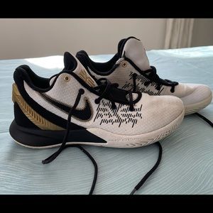 Nike Kyrie Flytrap 2 sneaker size 7.5 mens